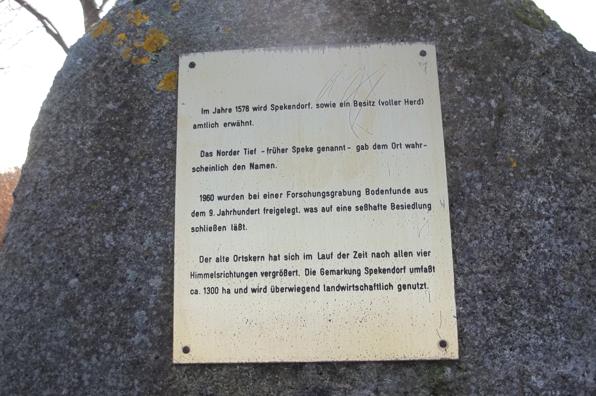 Die Geschichte Spekendorfs auf einer Hinweistafel im Ortskern